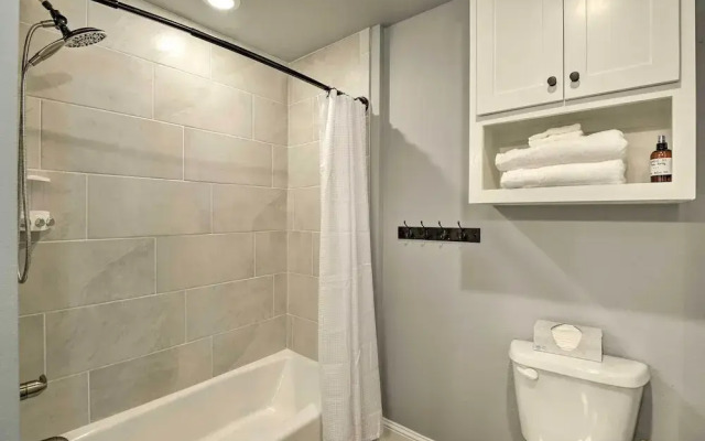 Hot Tub & Fire Pit! Cozy Granbury Escape Near Lake