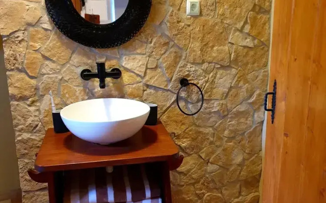 Restored 2 Bedroom Farmhouse - Aircon Wifi Plunge Pool