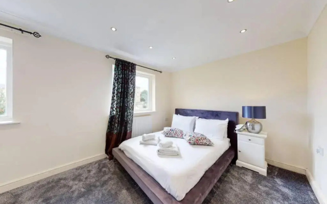 Super 2 Bed House with Privategarden