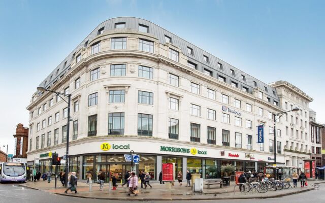 Отель Travelodge Manchester Piccadilly вид на фасад