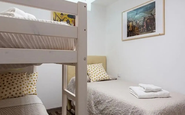 Two Bedroom Duplex for 9 in Hortaleza near Metro