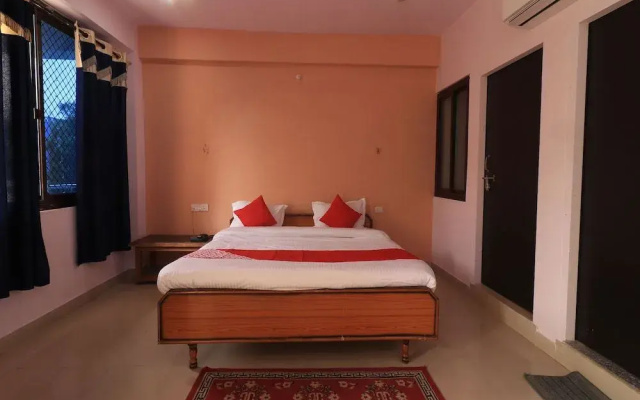 OYO 28636 Roopam Places