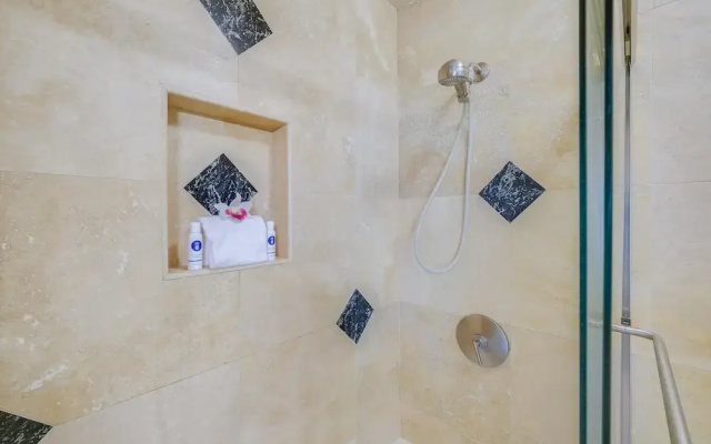 Tropical Oasis with Daily Activities - Spacious and Stylish Getaway