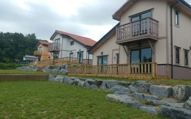 Daegwallyeong Solbawee Log-Housing Pension