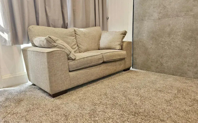 2 Bed House - Sleeps 5 - Garden - Parking - Wifi