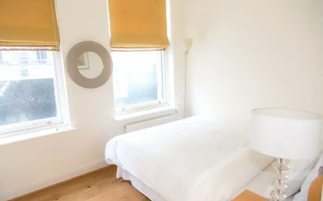 Modern 2 bed flat in historic building