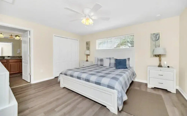 4891clock 4 Bedroom Townhouse