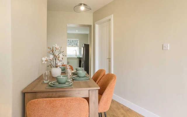Perfect Booking 4 Bed Home With Garden Dining