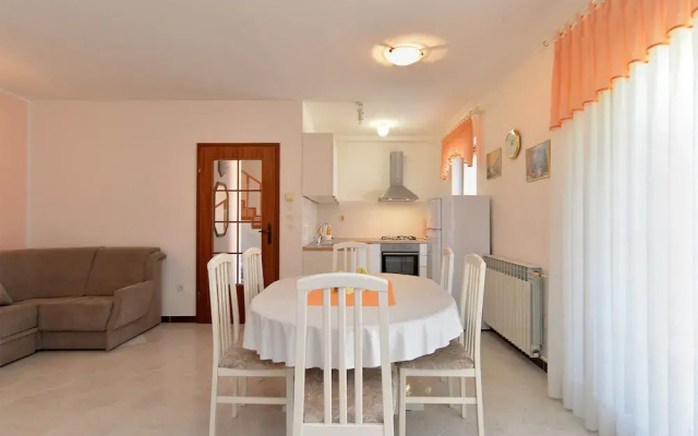 Apartment 827