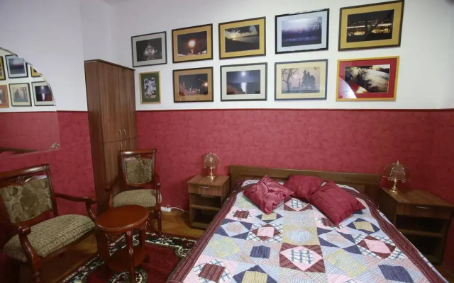 Apartment Red Rose