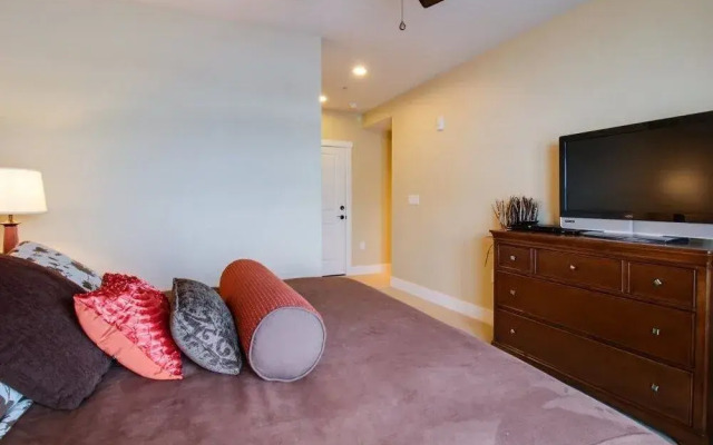 Contemporary Slopeside Condo