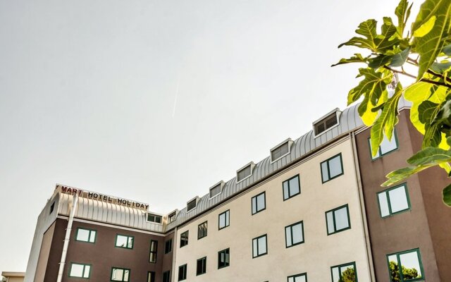 Smart Hotel Holiday вид на фасад