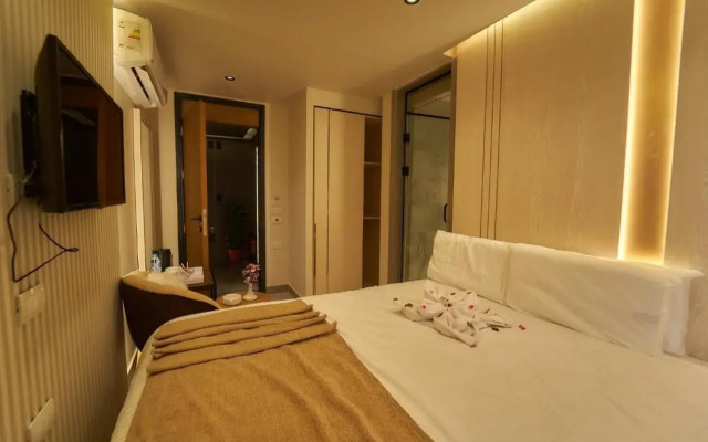 Gold's Pyramids Hotel