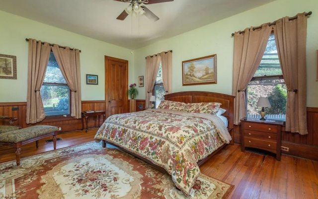 Honey Hill Inn & Cabins at Engadine
