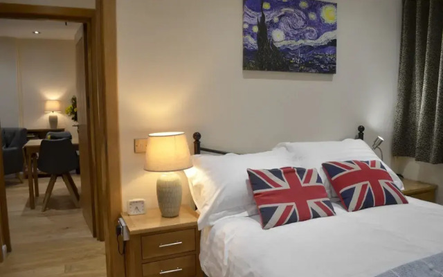 Two bedroom Tower Bridge Apartment for 6 with terrace