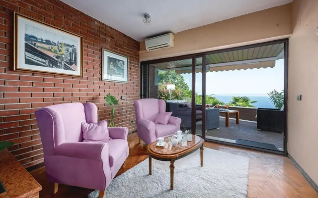 Stunning Home in Icici With Wifi and 4 Bedrooms