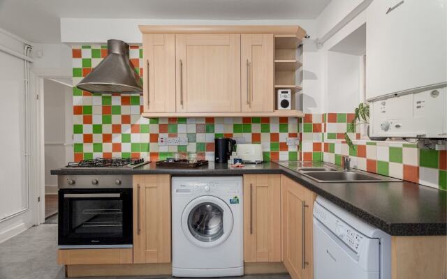 Апартаменты Spacious Pentonville Road Apartment - MLH Лондон в номере