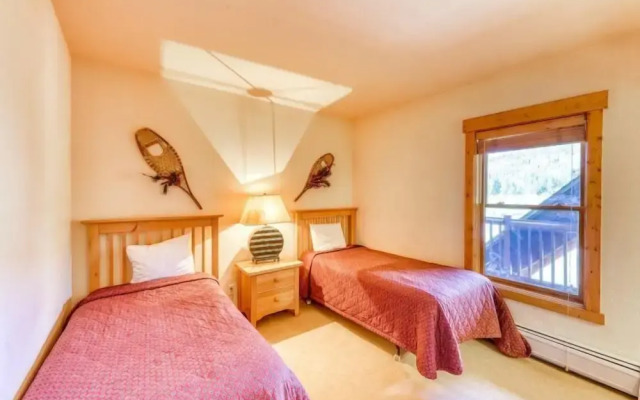 Spacious 4 Bedroom Mountain Vacation Rental With Private Hot Tub and Free Shuttle to Slopes