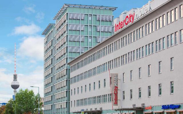 Отель IntercityHotel Berlin Ostbahnhof вид на фасад