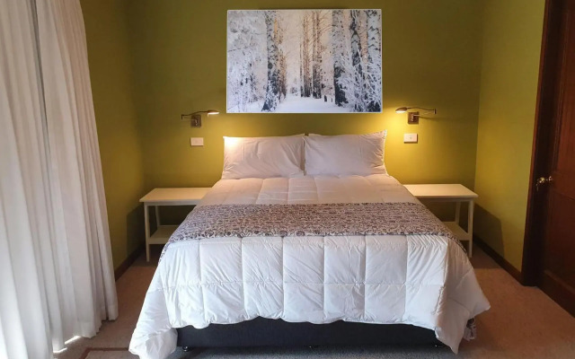 Moonya Lodge