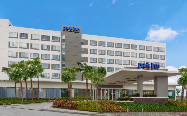 Отель Park Inn By Radisson Clark вид на фасад