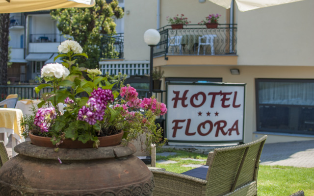 Hotel Flora Стреза вид на фасад