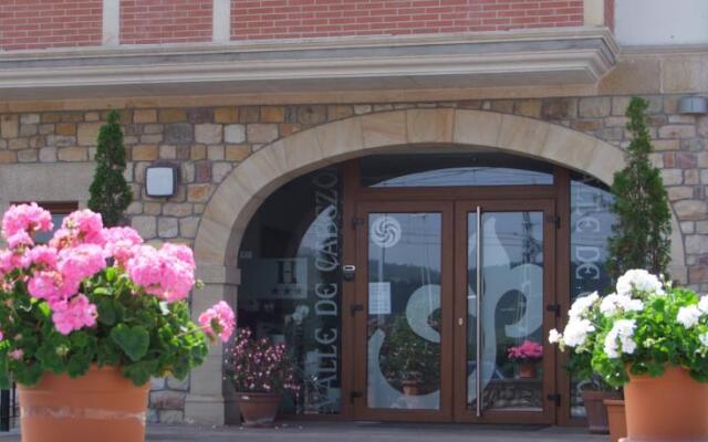 Hotel Valle De Cabezón вид на фасад