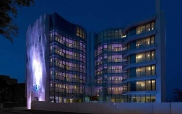 i-Suite Hotel вид на фасад