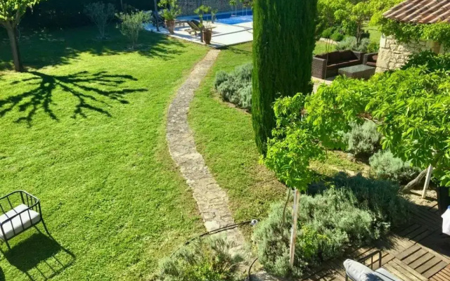 Mas Oréa Sous la glycine