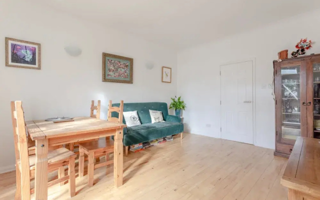 Bright Garden Flat In Wimbledon