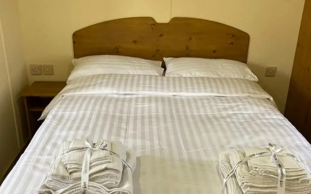Caravan - Sleeps 4 - Pet Friendly - Parking