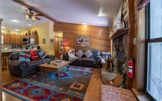 Fort Getaway - Three Bedroom Cabin with Hot Tub