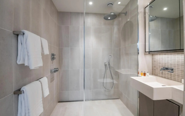 Stylish Studio Apartment with River views in London’s Bustling Docklands