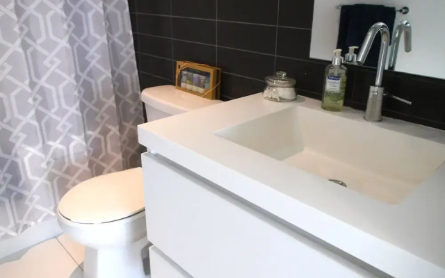 Beautiful Large 3BR Condo with Parking