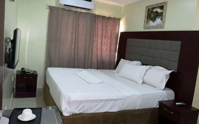 Lis Hotel And Suites