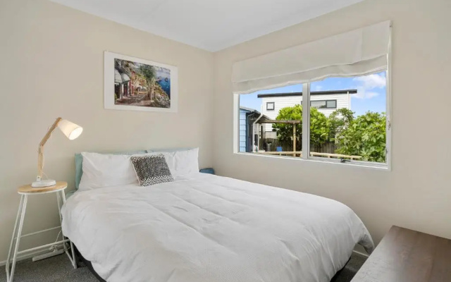 The Wee Blue Bach - Waikanae Beach Holiday Home