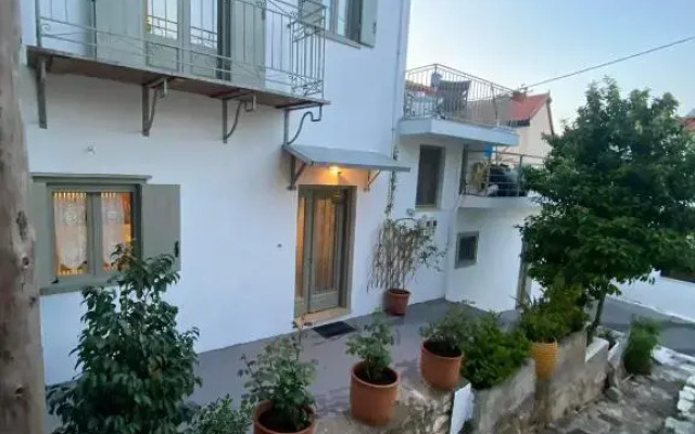 Fotis House