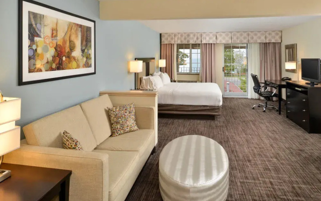 Holiday Inn Express Suites St. Joseph Lakefront