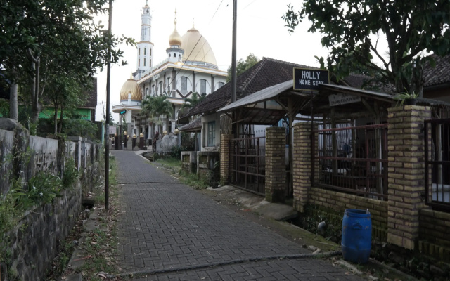 Hotel O Holy HomestayNearWisata Kopi Desa Tamansari