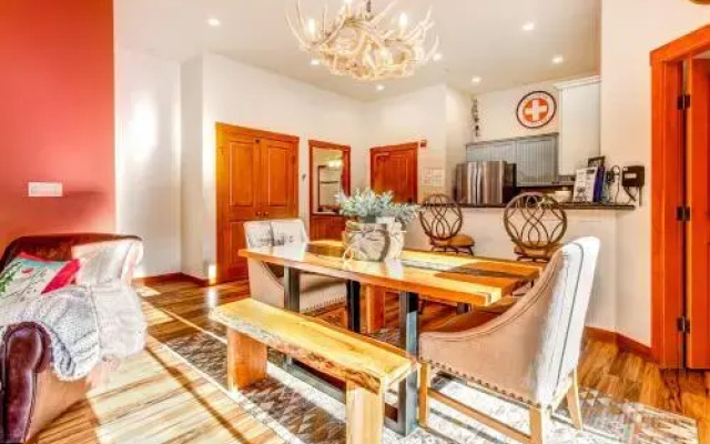 Eagle Springs East 101: Red-Wing Suite