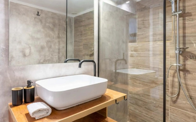 Modern Escape Near Riviera & Niarchos Foundation!