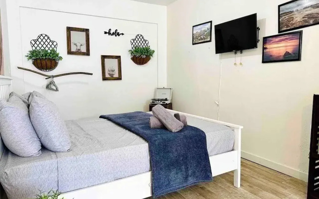 Eco-friendly Cozy Studio Solar-powered Retreat