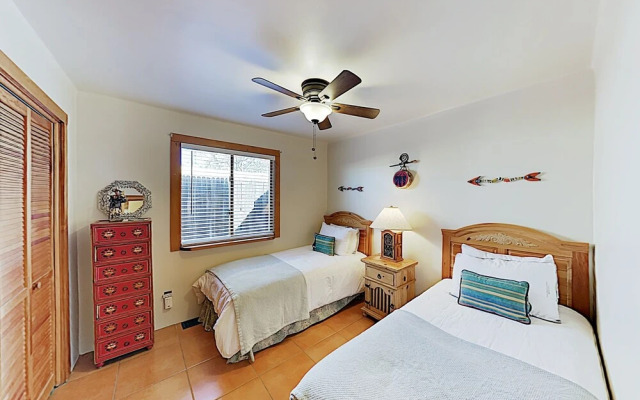 Southwest-chic W/ Private Yard 2 Bedroom Condo