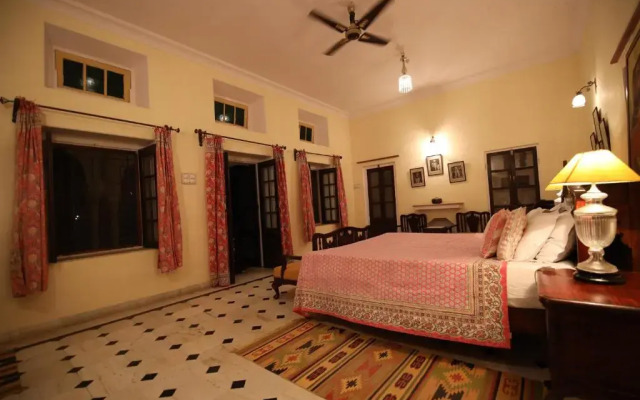 Roop Niwas Kothi, Near Mandawa