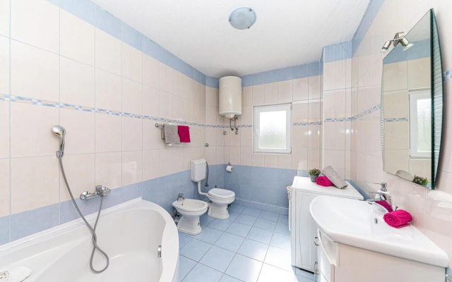 Beautiful Home in Kastel Novi With Wifi and 8 Bedrooms