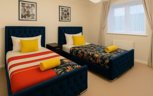 House - Sleeps 7 - Pet Friendly - Garden - Parking