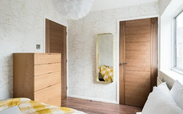 The Century Chalet - Contemporary 2bdr with Parking