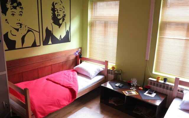 Отель Traveler's Hostel & Apartments Сербия, Белград - отзывы, цены и фото номеров - забронировать отель Traveler's Hostel & Apartments онлайн комната для гостей