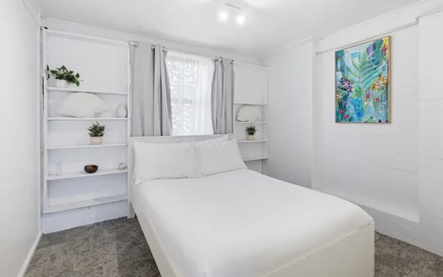 Coastal Escape With Courtyard and Parking