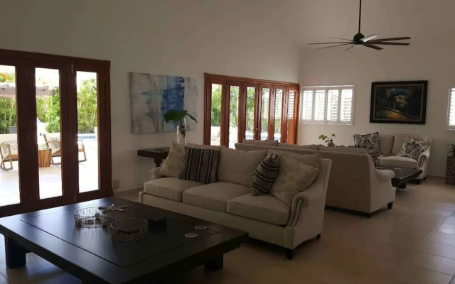 Villa in Metro Country Club